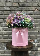Цветочная композиция из Гипсофила и Розы в шляпной коробке в Таёжном