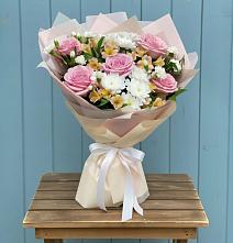 Букет цветов из:  Гвоздики, Орхидеи и Розы в Таёжном