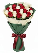 Букет Микс из красных и белых роз в Таёжном