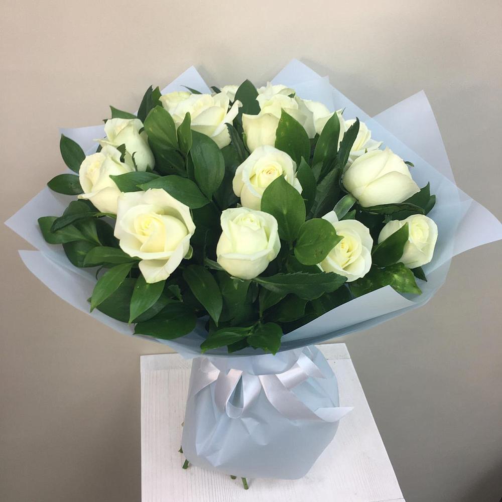 Букет 15 Белых роз Проуд в Таёжном