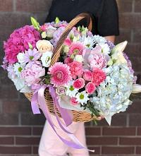Композиция солнечный день в Таёжном Цветочная композиция из Розы, Хризантемы, Пионы и Лизиантусы в корзине в Таёжном