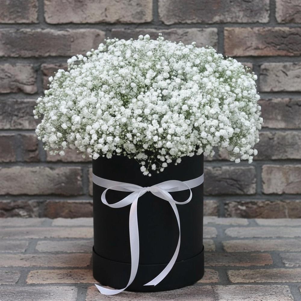 Цветочная композиция из Гипсофила в шляпной коробке в Таёжном