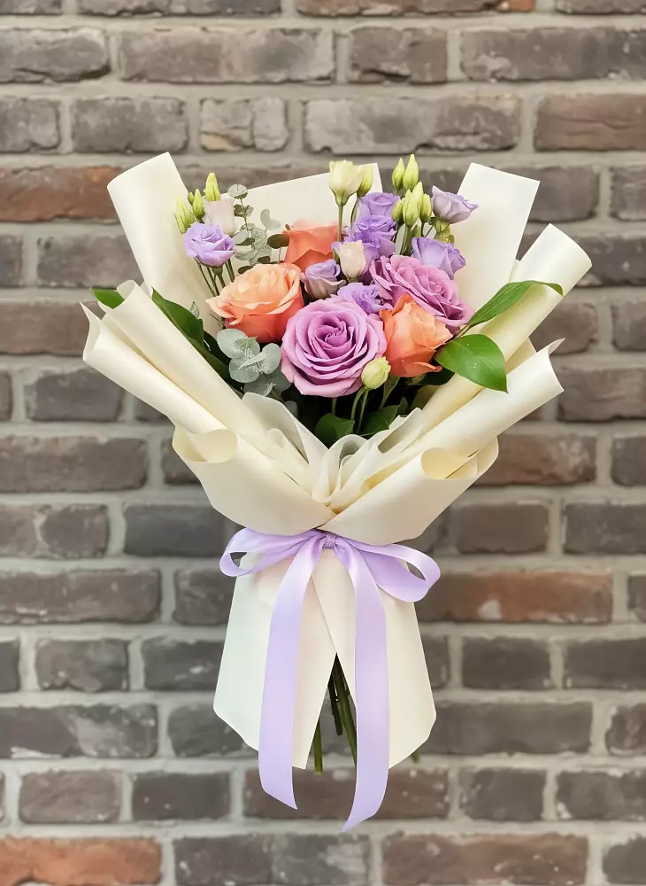 Букет цветов из: Лизиантусы и Розы в Таёжном