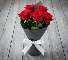 Букет 5 Красных роз Эдлесс Лав в Таёжном