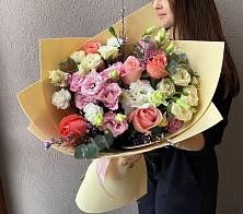 Букет цветов из:  Розы, Лизиантусы и Гвоздики #REPLACE_PRED# Таёжном