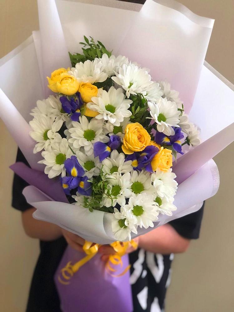 Букет цветов из: Ирисы, Хризантемы и Розы в Таёжном
