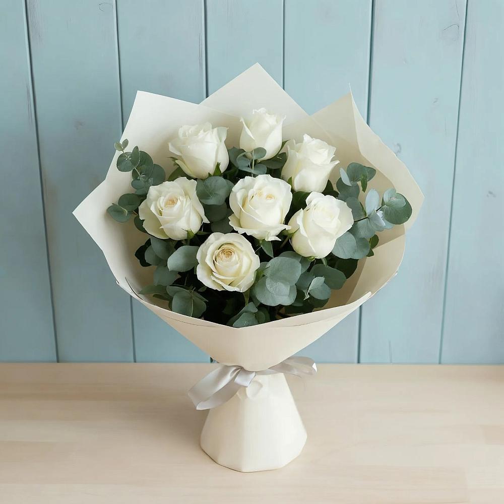 Букет Белые розы в Эвкалипте в Таёжном