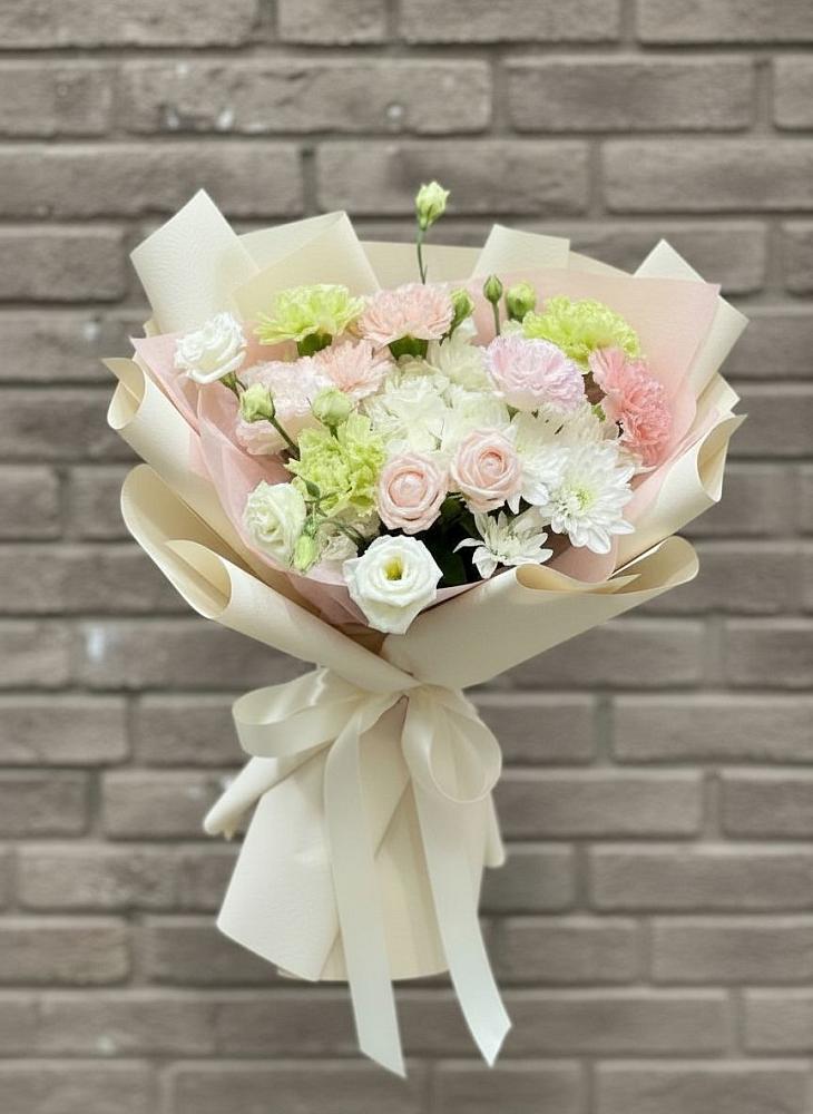 Букет цветов из: Гвоздики, Розы, Лизиантусы и Хризантемы в Таёжном