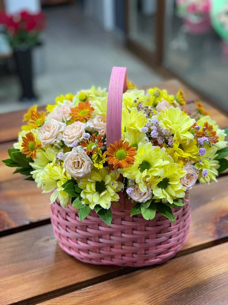 Цветочная композиция из Хризантемы и Розы в корзине в Таёжном