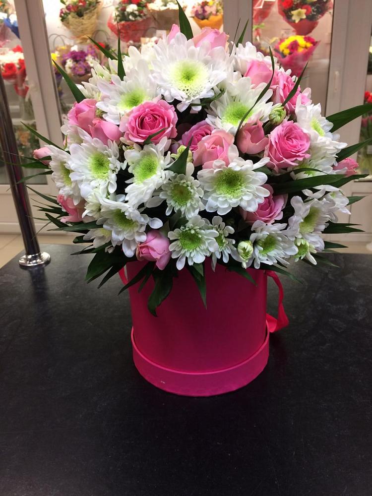 Цветочная композиция из Розы и Хризантемы в шляпной коробке в Таёжном