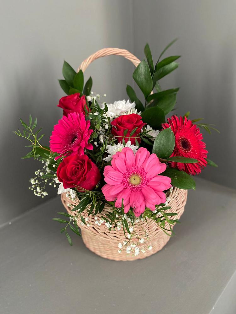 Цветочная композиция из Розы, Хризантемы и Герберы в корзине в Таёжном
