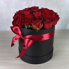 Цветочная композиция из Розы в шляпной коробке в Таёжном