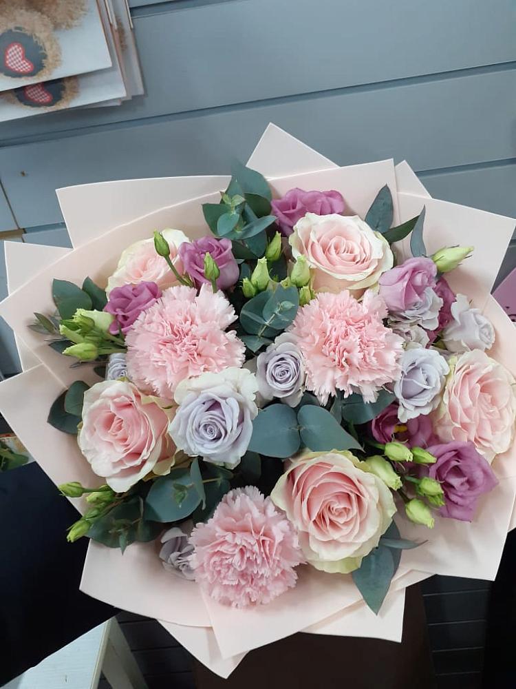 Букет цветов из: Розы, Гвоздики и Лизиантусы в Таёжном