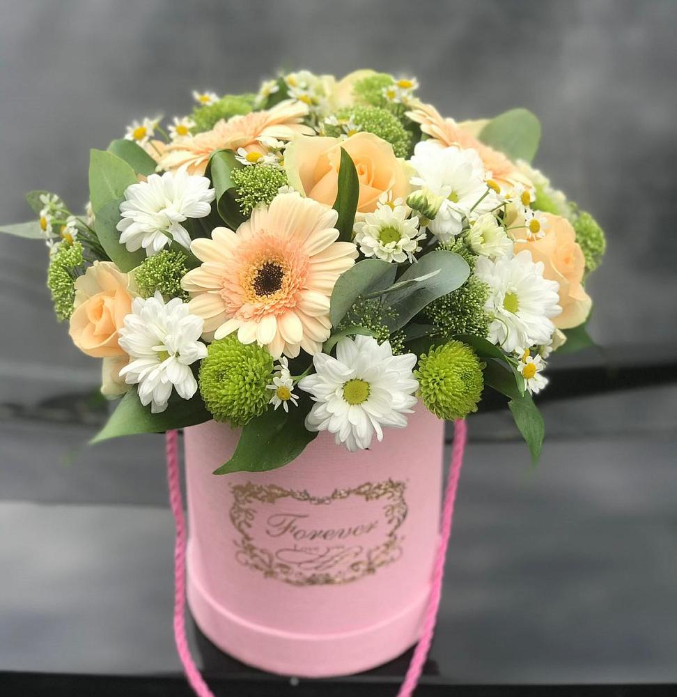 Цветочная композиция из Розы, Герберы и Хризантемы в шляпной коробке в Таёжном