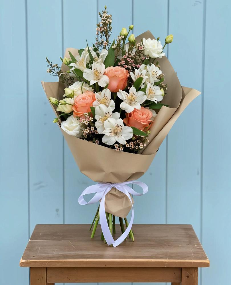 Букет цветов из: Альстромерии, Лизиантусы, Розы и Хризантемы в Таёжном